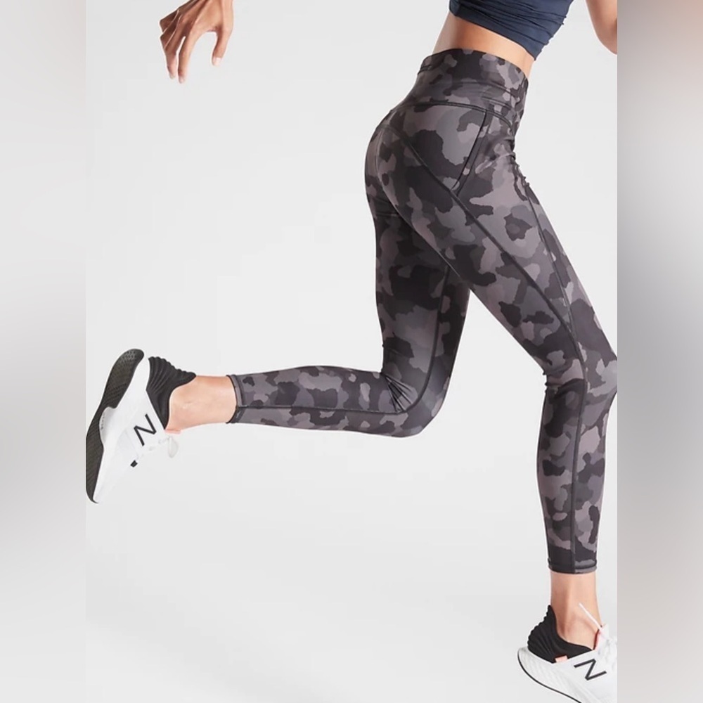 EUC Athleta Lightning Camo 7/8